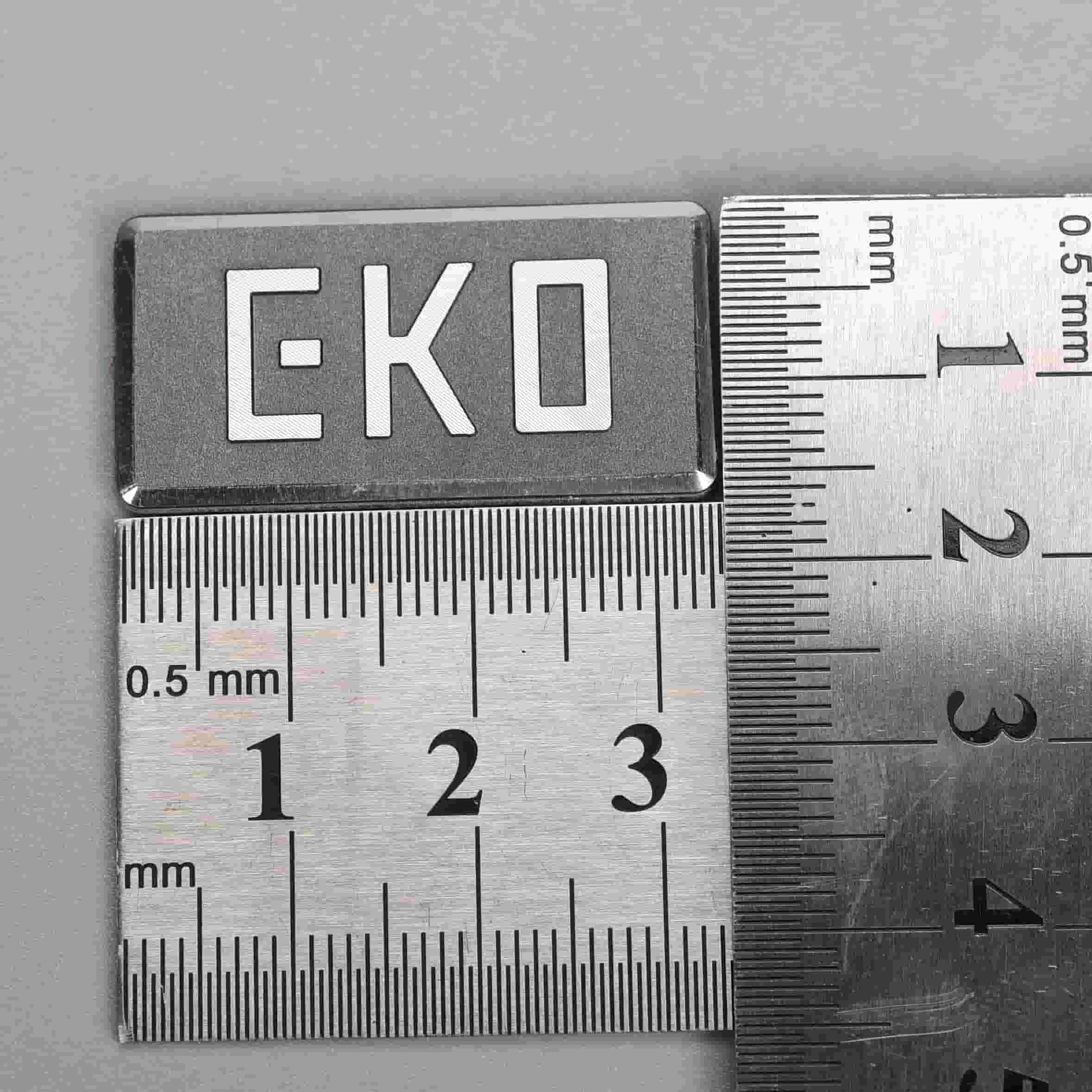 Præget navneskilt til elektronik