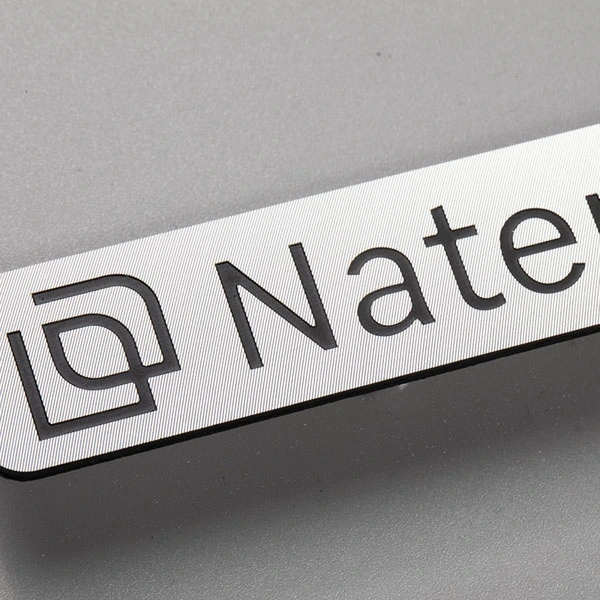 Metal logo plade